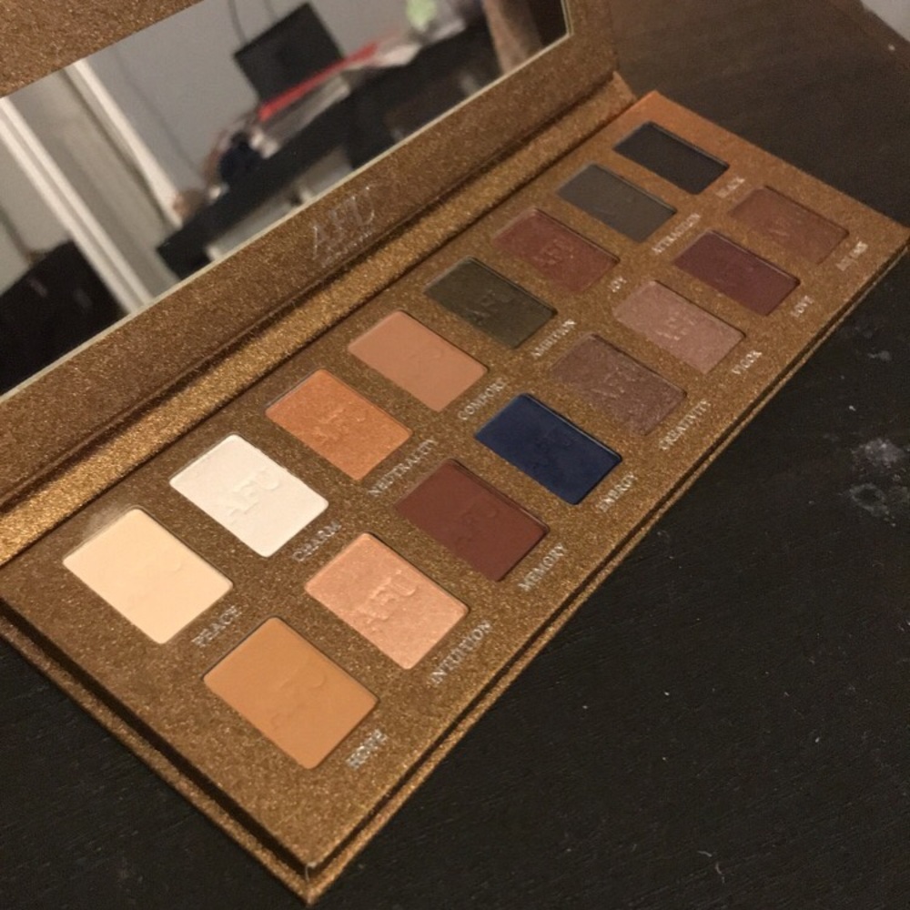 Like new eyeshadow palette with original box